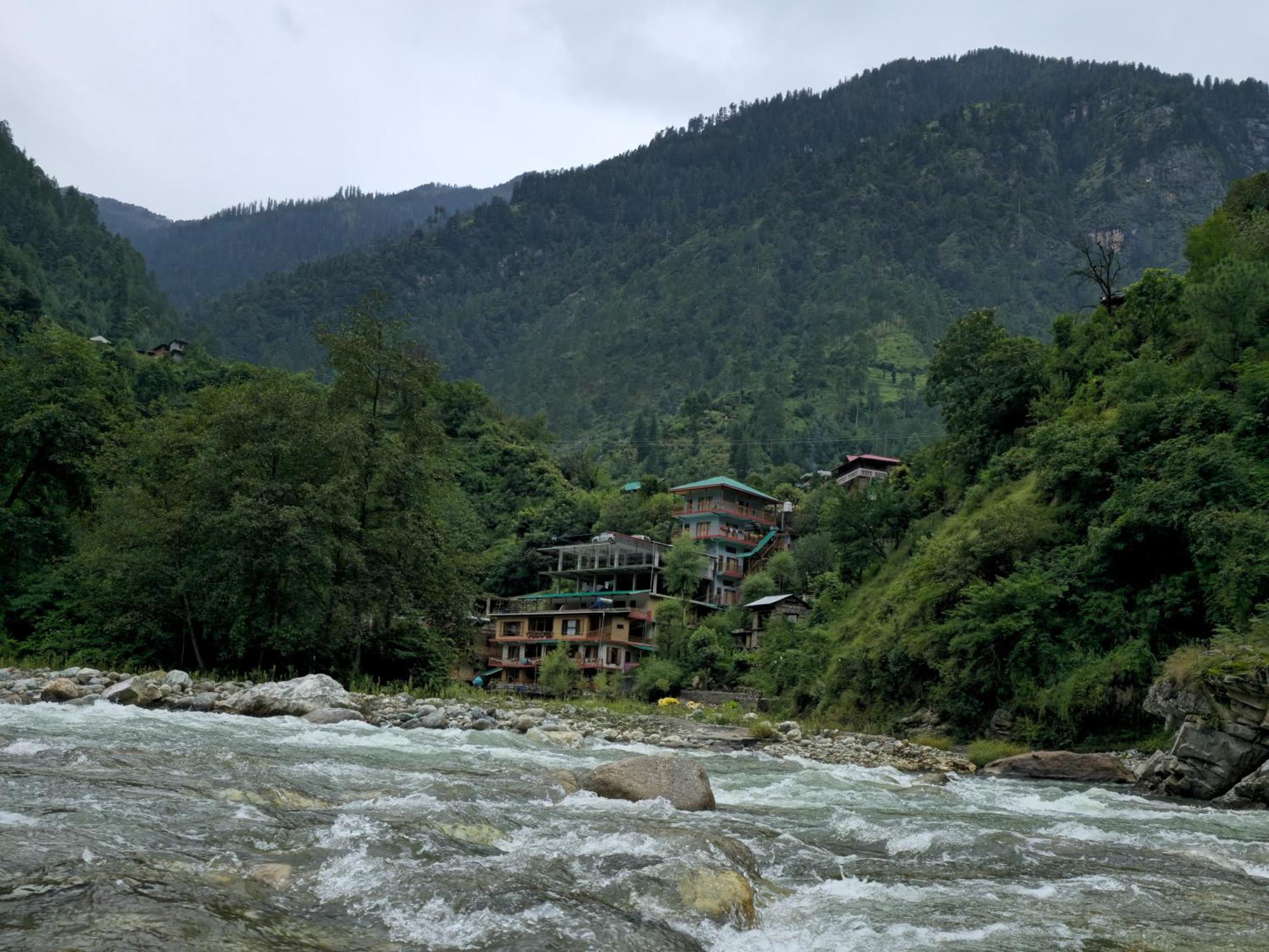 Sharda Resort-Tirthan Valley Banjar ภายนอก รูปภาพ