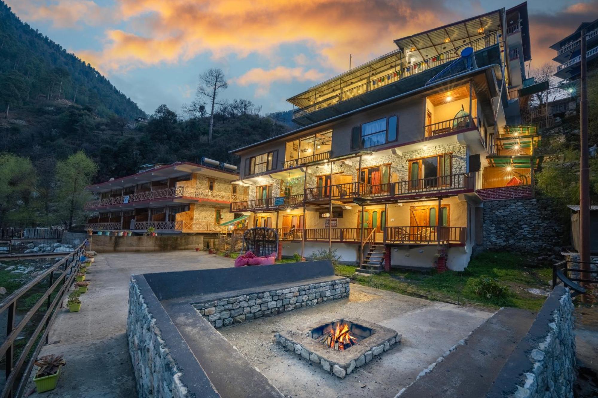 Sharda Resort-Tirthan Valley Banjar ภายนอก รูปภาพ